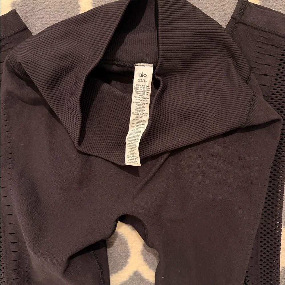 ALO Yoga Black Seamless High Waist Open Air Leggings 7/8 with Cut Out Detail
